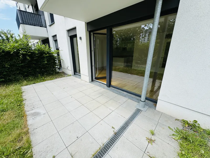 SPREEGEFLÜSTER - Helle 2 Zimmer mit Einbauküche und großer Terrasse — photo 1